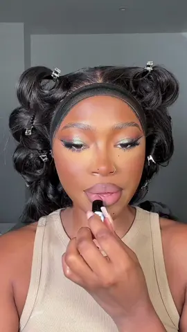 detailed foundation routine is up on my youtube channel, link in bio 🤍 @Hourglass Cosmetics vanish concealer  @Charlotte Tilbury contour wand @PINKHONEY face frosting  @Huda Beauty faux filter concealer  @NARS Cosmetics powder bronzer  @makeupbymario poppy pink blush  @hudabeautyshop easy bake loose powder  @maccosmetics powder+ foundation  @Anastasia Beverly Hills sultry palette  Charlotte tilbury eyeshadow pop @TATTI LASHES butterfly effect  @maccosmeticsusa chestnut liner  makeupbymario matte lipstick in Sam @Fenty Beauty gloss cream in fenty glow
