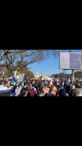 The crowd singing ACHEINU at the rally in DC #prayersforisrael #israel🇮🇱 #freethehostages #bringthemhome #amyisroelchai #standwithisrael 