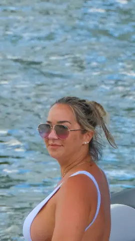 White Top Won't Stop: Miami Vibes, Endless Style! ⚪🔥🌴 #miamivibes #southflorida #styleblogger #whitetop #florida #vibes