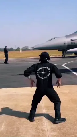 Happy runway pilots 🤙🫡🫡 Follow my IG for more video 🤙 #f16 #f16🤙 #f16fightingfalcon #f16viper #fy #fypシ #aviation #aviationlovers #aviationlife #aviationdaily #planespotting #planespotter #foryou #foryoupage #avgeek #avgeeks #militaryaviation #kesfet #kesfetteyiz #fighter #fighterjet #fighterpilot #pilot #pilotslife #pilotsoftiktok #new #viral #viralvideo #viraltiktok #reel #reels #reelsinstagram #reels__tiktok #military #militarylife #militarytiktok #militaryhomecoming 