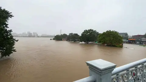 Lụt Huế năm nay chỉ thua năm lụt lịch sử năm 1999. Chúc mọi người vượt qua trận lụt này bình an và sớm trở lại với cuộc sống thường nhật. Sống với lụt bao nhiêu năm nay cực khổ, nhưng người Huế vẫn đón nhận một cách vui vẻ để vượt qua nó 1 cách nhẹ nhàng ❤️ Thương Huế ❤️#lụtmiềntrung #luthue #luthue2023 #huế 