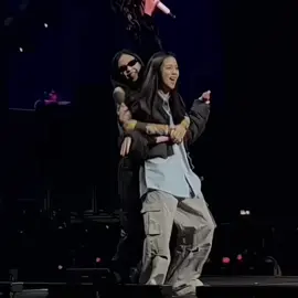 love the way jensoo hug 🤍 #jensoo #jisoo #jennie #soojen 
