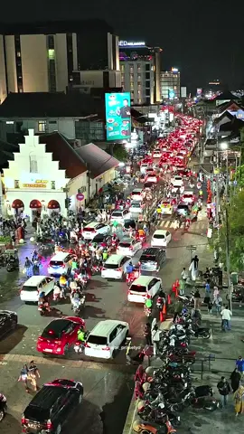 Menghabiskan malam di Jogja.. beneran mau..? Cuman, kebayang gak kalau macetnya seperti itu.. Habis mau gimana lagi kan, beginilah suasana Malioboro di akhir pekan apalagi musim liburan.. 🎥 Ig hajar_prasetyo #malioboro #stasiuntugu #yogyakarta #jogja #jogjaistimewa #wisatajogja #save #share