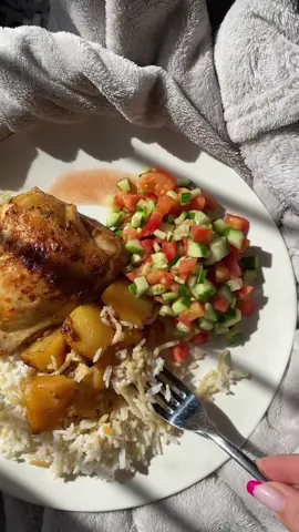 מתכון לעוף בתנור עם תפוח״א שיסדר לכם את הארוחת צהריים הבאה🤤🤤🤤🤤  אז איך מכינים?  אני מתחילה בהכנת הרוטב- זילוף מכובד של שמן זית 1/4 כוס סויה  2 כפות דבש/ סילאן מלח ופלפל לפי הטעם כפית פפריקה מתוקה 1/2 כפית קינמון טחון תבלין צ׳ילי גרוס לפי הטעם אני מעבירה את השוקיים והכרעיים לקערה גדולה ביחד עם 3-4 תפוחי אדמה חתוכים לקוביות גדולות, ומוסיפה את הרוטב מעל. מערבבת את הכל עם הידיים. מעבירה את כל היופי הזה לתבנית עם נייר אפייה.  מכניסה לתנור שחומם מראש ל220 מעלות טורבו (!) ל20 דקות.  מוציאה, עוטפת בנייר כסף ומחזירה לתנור ומנמיכה את המעלות ל180 ועוד שעה. מורידה את הכיסוי ונותנת עוד 15 דקות עד להשחמה של העוף. יאלהההההההה בתאבון❤️❤️❤️❤️ #מתכוןקל #עוףבתנור #עוףותפוחיאדמה #עוףותפוחיאדמהבתנור #אוכלבריא #אוכל #חלבון #מתכון #ארוחתצהריים 