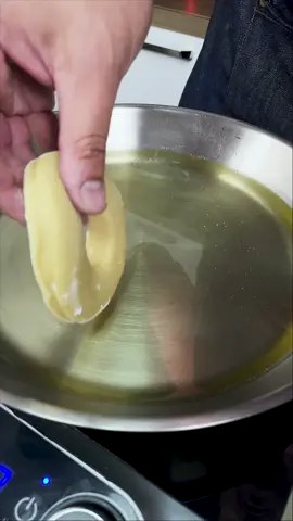 Minha avó me ensinou a fazer rosquinhas em 10 minutos INGREDIENTES: - 1 xíc. Farinha de trigo - 1/2 xíc. de amido de milho - 1/2 xíc. de açúcar - 1 C. sopa de Fermento em pó - 2 ovos - 1 C. sopa de manteiga - 1 xíc de Leite - 1 xíc. de Farinha de trigo - Açúcar e canela para finalizar MODO DE FAZER: Em uma tigela, coloque a farinha, o amido, o açúcar e o fermento. Misture. Acrescente os ovos,  a manteiga e o leite, misture até ficar consistente. Adicione a outra parte da farinha de trigo e incorpore. Sove a massa e divida em porções menores, abra a massa e corte em formato de rosquinhas. Em uma panela com óleo quente, frite as rosquinhas até ficarem douradas. Escorra e finalize com açúcar e canela. Sirva! #foodmakers #culinaria #gastronomia #receitas  #foodtiktok  #rosquinha  #rosca