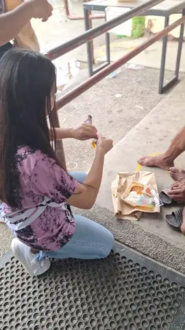 Helping people in need.. salute sa students nga naghatag ug foods kay tatay🥰🥺 #fyp #fypシ゚viral #helpingpeopleinneed #kindness #povertyneedstostop #feedinghomeless #sharing #titkokphilipines🇵🇭 #homeless #viralvideo #pureheart #salute #fypシ #pure #needsupport 