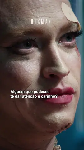 Com protagonismo impecável de Caleb Landry Jones e direção de Luc Besson, o destaque do Festival de Veneza 2023, #DOGMAN conta a história de um menino maltratado pela vida, que encontra a salvação por meio do amor verdadeiro de seus cães. Estreia dia 4 de janeiro, somente nos cinemas.
