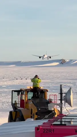 First ever Boeing 787 landing in Antarctica (Video: u/AnyAd6734) #aviation #pilot #plane #airplane #fyp #avgeek #boeing #787