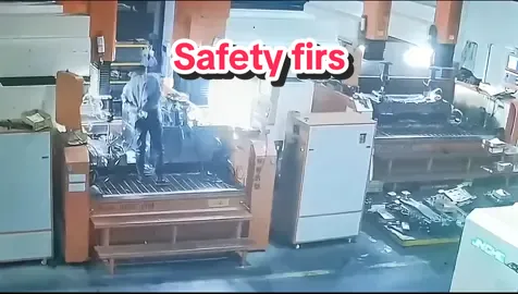 Fortunately, he left the position at the critical moment, although the mold and machine tool were damaged, the most important thing was to be safe. #5axis #4axis #CNC #4eksen #5eksen #cncmachining  #milling #cncmachine #5axiscnc #Simultaneousmachining #5thaxis #4thaxis  #rotarytable #rtcp  #cncprogramming #cncfreze #işlememerkezi #4eixos #cnc5eixos  #4ejes #5ejes #4axes #5axes #cncdikişlem#cncoperatoru_ #lathe #Mould #Fixture #clamps #mould #4trụccnc #5trụccnc  #5achsen  #токарь #металлообработка #токарныеработы #frezarkacnc #4ось #чпу #чпуфрезеровка #cncturning  #四軸 #五軸 #转台 #數控分度盤 #潭佳 #TJR #4axismilling #5axismachining 
