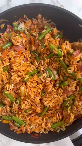 This Korean fried rice dish offers a delightful blend of textures and flavors. The gochujang sauce providing a unique twist to the classic recipe. And if you love fried rice as much as I do, you have to try this one! ✨You can find this amazing recipe on my blog. Search for Korean Fried rice. #onepan #onepanmeal #Foodie