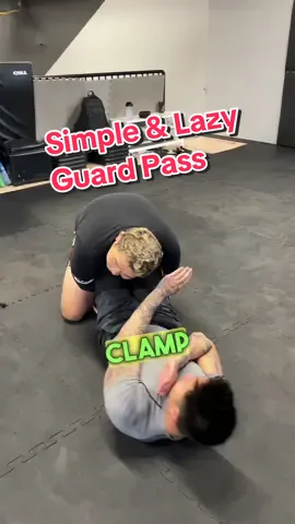 A simple and lazy technique to pass guards in Jiu Jitsu but it’s effective 😅 #wayofbjj #jiujitsu #jiujitsugrappling #jiujitsulifestyle #brazillianjiujitsu #brazillianjiujitsutraining #jiujitsutechnique #guardpass #jiujitsuguard 