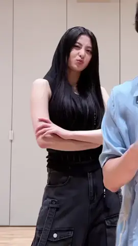 black hair yunjin is my crush #jennisside #yunjin #lesserafim #fyp #xyzbca 