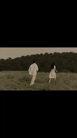 Bolehkah aku seperti ini? Mengagumimu secara diam-diam Rasanya tak pantas jika aku menaruh rasa padamu, sebab aku selalu merasa tak pantas denganmu Aku menyukai indah matamu yang bersinar layaknya bulan purnama Tatapanmu yang tajam namun meneduhkan hatiku Selalu, aku selalu jatuh dalam pandangan matamu Aku selalu berdecak kagum saat melihat manisnya senyumanmu Sekali lagi Tuhan membuatku kembali terpukau pada indah ciptaan-Nya Senang rasanya mendengar suaramu memanggil namaku Bagai alunan musik merdu mengalir dalam telingaku Aku menyukai segala hal tentangmu Tapi bolehkah aku menyukaimu? Melukis kebersamaan kita dalam khayalan serta mimpiku  Bolehkah aku jatuh hati padamu, tanpa harus memikirkan kenapa dan apa alasannya? ________________ #gerua #dilwale #shahrukhkhan #srk #kajoldevgan #varundhawan #kritisanon #instrumentalmusic #bollywood #hindisong #pinterestaesthetic #cintadalamdiam #sajakkata #fyptiktok #pageforyou #pagetiktok #official #capcut 