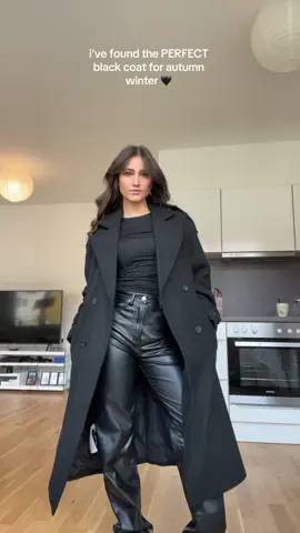 I absolutely love it #fashion #inspo #blackcoat #outfit #fall #winteroutfits #dynamo #dresden #coat #model #spielerfrau #happy 