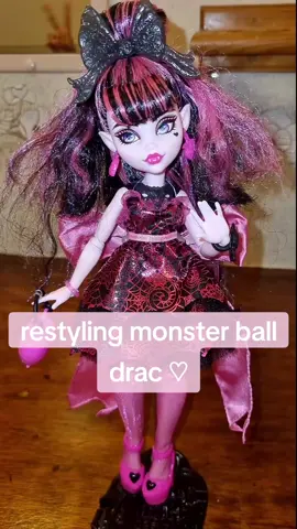 I really thought dracs tinsel would be easier to work with 💀#monsterhigh #draculaura #dollrestyle #monsterhighg3 #monsterballdraculaura #dollhair #dolltok #fyp #xybca 