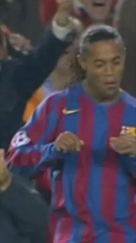 ¡Los pasos prohibidos de Ronaldinho! 🚫🕺🪩  #fcbarcelona #barçaontiktok #Ronaldinho #barça #deportesentiktok #sports 