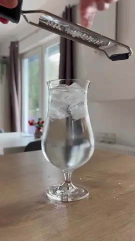 Ein köstliches Glas H2o💧 Rezept: 3 große Eiswürfel  Wasserraspeln  Klein gehacktes Wasser  Prise Wasser  200ml kaltes Wasser  100ml geschäumtes Wasser  Deko: geraspeltes Wasser  Viel Spaß beim nachmachen 😂 #cookingwater #getränk #trends #trendingvideos #funnyvideos #foodtrends #EasyRecipes #schnellerezepte 