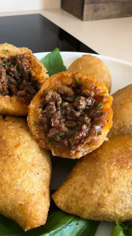 Herkese merhaba 🤍 İçli Köfte sevmeyen yoktur sanırım😋Buyrun tarife👌  Not: paylaşımımı görenler beğeni ve bir yorum bırakırsa sevinirim ❤️böylece paylaşımım akışa diğer takipcileriminde akışına düşer. İçli Köfte Tarifi (15 adet için):  Malzemeler: İç harcı: 220 g Dana Kıyma (orta yağlı)  2 adet orta boy Soğan  25 g Tereyağı 2-3 dal ince kıyılmış Maydanoz Yarım tatlı kaşığı  Karabiber  Yarım yemek kaşığından biraz fazla Tuz İsteğe bağlı; Bir avuç iri çekilmiş Ceviz  Dışı için: 190 g  Köftelik Bulgur (1 su bardağı + çeyrek)  40 g İrmik (yarım çay bardağı)  Bir tutam  Karabiber  1 adet küçük boy Yumurta 50 g Un (yarım çay bardağından biraz fazla)  220 ml Sıcak Su (bulguru ve irmiği ıslatmak için/1 su bardağı)  1 tatlı kaşığı Domates Salçası  1 tatlı kaşığı Biber Salçası  1 tatlı kaşığı silme Tuz 50-70 ml Soğuk Su (harcı yoğururken kıvamını ayarlamak için gerektiği kadar azar azar ekleyin/yaklaşık yarım çay bardağı)  Kızartmak için; Ayçiçek Yağı  Hazırlanışı: Kıymayı tavaya alın ve suyunu bırakıp geri çekene kadar kavurun. Soğanları küçük küpler halinde doğrayın. Tereyağı ile birlikte kıymaya ekleyip devamlı kavurun. Salçayı ve baharatları da ekleyip kavurmaya devam edin. Son olarak ince kıyılmış maydanoz ve cevizi ekleyip karıştırın ve iç harcı tamamen soğumaya bırakın. Dışı için bulgur ve irmiği karıştırma kabına alın. Üzerine 220 ml bardağı sıcak su ekleyip  üzeri kapalı yaklaşık 15 dakika şişmesini bekleyin. Üzerine salçaları, un, yumurta, tuz ve kimyonu ekleyip yoğurmaya başlayın. Yoğururken azar azar kıvamı yakalamak için su ekleyin. Harcı iyice özleşene, macun kıvamına gelene kadar yoğurun. Ne çok sert ne de çok yumuşak, şekil verilebilir bir hamur olsun. Makinada yaklaşık 10 dakika yoğurdum. Köfteleri yaparken harcın üzerini streç folyo ile kapatın ki kurumasın. Cevizden biraz büyük parçalar alıp ellerinizi arada ıslatarak içli köfteleri hazırlayın. Kolaylık açısından bir salatalık ile de oyabilirsiniz. Kızgın yağda kızartıp dilediğiniz gibi servis edebilirsiniz. Afiyet Olsun! #tarif #içliköfte#bulgur#lezetlieller #lezzetliyemeklerim #lezzetdünyası #sunumönemlidir #içliköfte 