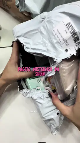 Abrindo o pacote misterioso que a @SHEIN me mandou! 😍 A Blackfriday da SHEIN já começou, e vocês podem encontrar produtos de beleza e auto cuidado com um SUPER DESCONTO ao digitar 