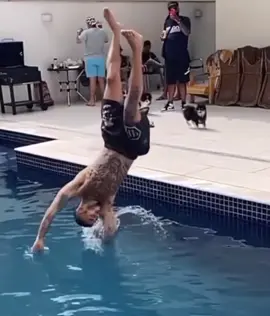 Deixa nos comentarios o @ que vai tentar com voce esse pulo 🔥🔥 #mckevin #mckevinpulandonapiscina #fyp #trend 