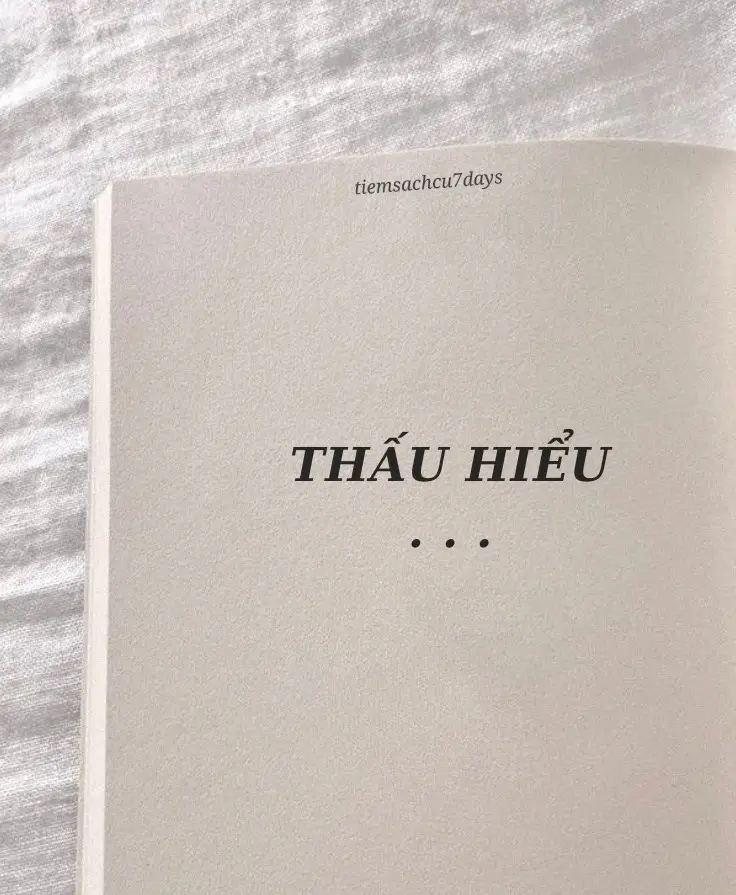 Trong một mối quan hệ nào đó, sự thấu hiểu rất quan trọng. Nếu một trong hai không hiểu đối phương đang nghĩ gì, cần gì, muốn gì, như thế sẽ khiến cho cả hai trở nên mệt mỏi. Vì khi ấy, người này suy diễn, người kia huyễn hoặc để rồi đi đến cãi vã. Thứ cãi vã rất đáng sợ, nó không đầu không cuối, đối phương không biết đang nói gì với nhau. Vì có chung một ý nghĩ nữa đâu. Thật ra, thấu hiểu là gì. Là biết lắng nghe nhau, quan tâm đến cảm xúc của nhau. Điều tưởng chừng đơn giản nhưng cũng khó khăn vô cùng. Nếu dễ dàng thì mỗi ngày trên thế gian này đâu có hàng vạn cặp tình nhân chia tay nhau vì những lý do hết sức vô lý hay vớ vẩn. #BookTok #typ #status #trichdanhay #caunoihay #buon_tam_trang #quanhe #chiatay #cãinhau #thấuhiểu #langnghe #tinhnhan 