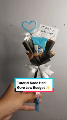Tutorial Kado Hari Guru Low Budget ✨️  Alat dan Bahan :  1. Bolpoin lilin 1 pcs  2. Dilan Share it 1 pcs 3. 6 lembar kertas celo ukuran kecil 4. Pita, kawat bulu, kawat snack, kartu ucapan, tusuk sate, lem bakar Untuk langkah-langkahnya ikuti videonya sampai habis yak guys.. #kadohariguru #kadoharigurulowbudget #idekadohariguru #buketmini #buketminikertasorigami #buketsnack #buket kecil toturial #buketpulpen #fyp #viralvideo #viraltiktok #kadolowbudget #kadountukguru #kadobestie #kadolucu #kadomurah  #happyteachersday #tutorial #craft #kadounik #kadolow #DIY #buketpulpen #buketbolpoin  #satisfying #vivikurniati10 #vivikurniati40 