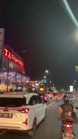 Puwokerto dan keindahan malamnya✨ Punya kenangan apa kalian di sini?#purwokerto #alunalunpurwokerto #citylight #mediapurwokerto #jateng #fyp 