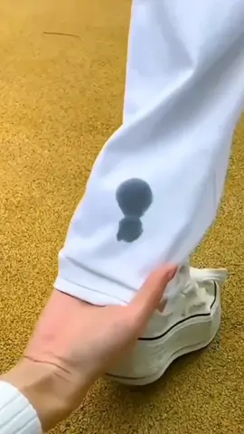 tẩy sạch vết bẩn cứng đầu trên quần áo màu và áo trắng