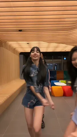 • Sem o efeito de gatinho! / Fancam Lisa BlackPink / se pegar comente 