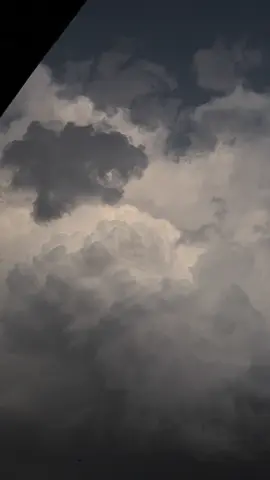 واضح انه مغرمه بغيوم ومطر اليوم 🥹🌧️#اكسبلور #ترند #fypシ #مطر 