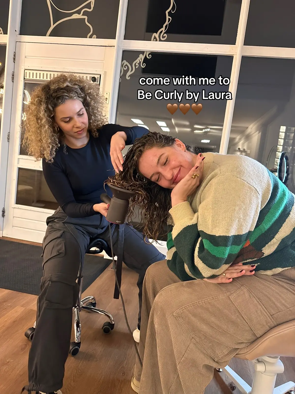 #curlyhair #becurlybylaura #adayinmylife #wavyhair #curlyhairroutine 