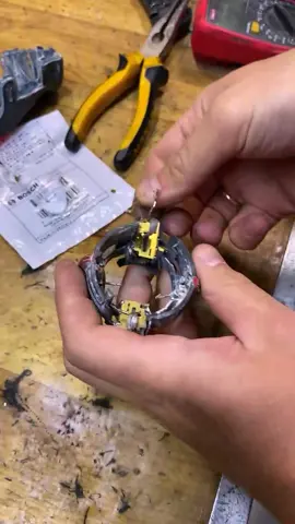 Ласкаво просимо до нашої майстерні! Сьогодні ми покажемо вам, як ми заміняємо щітки на перфораторі Bosch. Довірте свій інструмент професіоналам! 🔧🛠️  #РемонтІнструментів #Bosch #майстерня #ремонтперфоратора #таймлапс #майстер #сервіс #bosch #майстерклас #howto #masterclass #DIY #boschrepair #boschtools #diyworkshop #homerepair #handyman #майстерність #ремонттехніки 