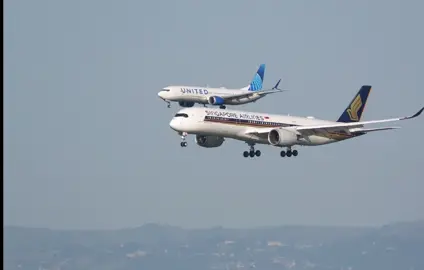 A350 singapore Airline. B737 united Airlines parallel landing in San Francisco International airport. #aviation #aviationlovers #flugzeug #airbus #planelanding #bigjetplane #planeedits #a350 #boing #airplane #4k #737 #landing #parallellanding @Aviation ✈️🛩🛫 @🛫austrian.aviation🛬 @𝕸𝖆𝖗𝖙𝖎𝖓𝕬𝖛𝖎𝖆𝖙𝖎𝖔𝖓✈️ @==========✈ @🇨🇦CYYZ/CYXU🇨🇦 