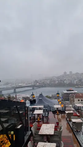 Yağmuru dinleyin, huzurun sesi... Kışa merhaba... #babialikahvesi #galatabridge #galatatower #istanbul #bhosporus #yagmur #huzurdoluu 
