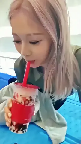 𝗧𝘇𝘂𝘆𝘂 𝗗𝗿𝗶𝗻𝗸𝗶𝗻𝗴 𝗳𝗮𝗻𝗰𝗮𝗺-Nadir bir fancam🫣/Karina gruptan atılmıs! Alım için 2.videom askm umarım kalite düşmez 😻🌟@୨ᰍ 𝗲 𝗮 𝘁 𝗶 𝗾 𝗲 𝗿 !💌⃝ ! #tzuyu #twice #drink #eating #fyp #viralvideo #eatiqer 