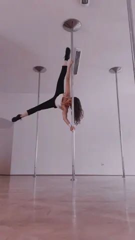 inst: _seuku #poledance #polesport #poledancer #poldencers #poledance #slovakia #bratislava #trainer #slovakia_tiktokers #dance