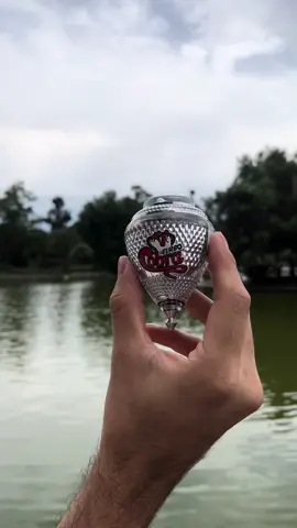 Simolemente es una belleza 😍  ¿De qué color es el tuyo? #tromposcometa #peonza #trompos #trompochallenge 