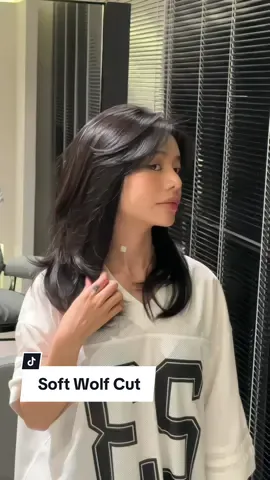 Một phiên bản Wolf Cut nhưng nhẹ nhàng và nữ tính hơn, không chia cắt tầng quá rõ ràng giữa các lớp với nhau tạo sự mềm mại cho tổng thể. Team mê layer cắt kiểu này sắm thêm cây lược điện là bao xài nha 🖤 #btchairstudio #cắttóc #cắttocđep #layeredhaircut #disconnectedcut #hushcut #wolfcut #chamsoctoc #cắtlayer #cắt_tóc_nữ 