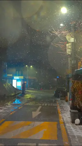 Snowfall at night in Bukchon Hanok Village #korea #seoul #vibe #snowfall #mood #aesthetic #cinematic #relaxing