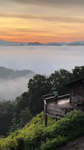 บ้านพักใจจ่าโ่บ่ โฮมเสตย์เล็กๆในหมู่บ้านจ่าโบ่ อ.ปางมะผ้า จ.แม่ฮ่องสอน ที่สามารถชมวิวทะเลหมอกได้แบบอลังการสุดๆจากระเบียงหน้าบ้าน ใครที่จะไปเที่ยวบ้านรักไทย ลองแวะนอนที่นี่ซักคืน รับรองไม่ผิดหวัง!! #tiktokพาเที่ยว #แม่ฮ่องสอน #บ้านจ่าโบ่ #เที่ยวไทย #ทะเลหมอก