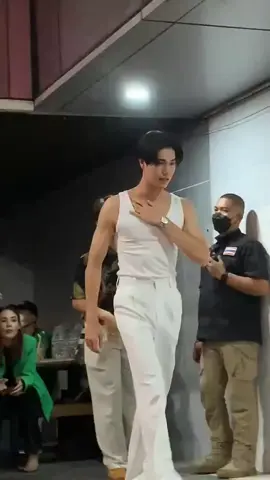 sexyyy phuwin 😂😂 @ppnaravitt #phuwintang #ppnaravit @phuwintang03  #pondphuwin #gmmtv #raikantopeni #thaienthu 