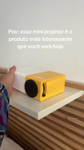 Com esse mini projetor qualquer lugar se transforma em uma sala de cinema! 🚨Quer o link? comente 