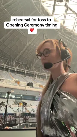 bit of bts of production! Wanted to write an epic toss into the OC, script was 1 min long and HAD to end between 21 and 20 secs on the countdown #worlds #production #host #esports #gaming #leagueoflegends 