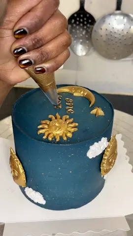 It looked so good irl, lighting at the end made it look mid 🙃 . . . #kutiwacakes #cake #cakedecorating #cakedecorator #caketok #cakevideo #celestial #sunandmoon #bentocake #goldpiping #tutorial #cakeinspo #cakeideas #simplecakedesign #fyp #oneyear #oneyearanniversary #anniversary #anniversarycake #piping #pipingvideo 