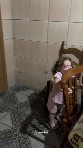 Eu quero que desde já vocês entendam que ela nao é como qualquer criança aqui do tiktok, eu tenho quase certeza que minha filha tem algum transtorno. Eu vejo no dia a dia o quanto ela é diferente. Ela nao consegue se comunicar comigo parada, ela age como se tivesse apenas 1 ano e meio! Eu até conversei com uma psicologa e ela realmente percebeu que a diva tinha alguma coisa mas falou para eu procurar a fundo! Quero desde já que vocês não fiquem falando de educação porque eu sempre fiz meu máximo. Eu só quero descobrir logo o que ela tem!  Vou de atras porque isso está afetando meu dia a dia e principalmente ela . MINHA FILHA É A MAIS AFETADA❤️‍🩹