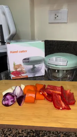 masipag magluto pero tamad maghiwa? No problem, sagot kayo ng hand cutter na to. Try it now 😌 #handcutter #manualhandcutter #KitchenHacks #kitchenware #garliccutter #garlicchopper #fyp #fypシ #foryoupage 