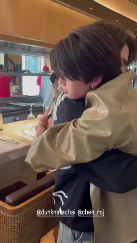 Cái ôm gây chấn động hôm qua 👀 Cơ mà Dunk ơii, anh đừng làm mặt như thế nữa 🥹 em chịu khum có nổi  #joongdunk #joongarchen #dunknatachai 