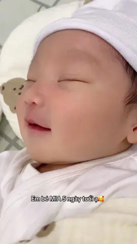 Em bé MIA của cô chú đây ^^ Mẹ con sinh thường 3.6kg ạ. Trộm vía con lấy được 2 chiếc má núm của bố con rồi nè 🥰 @CON LÀ MIA ĐÂY 😍 