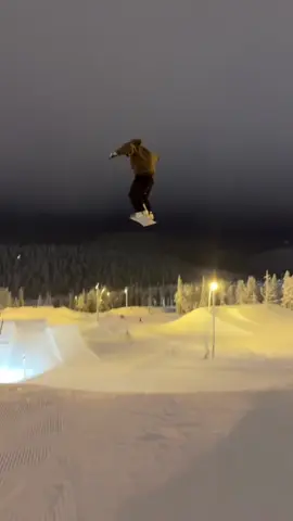 Last trick was a fun one #snowboarding 🎥 @sam_weston 