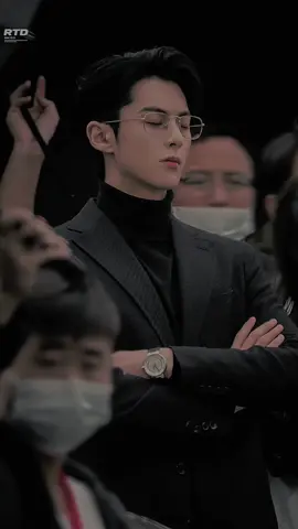 Phải công nhận tỉ lệ cơ thể của Vương Hạc Đệ hài hoà kinh khủng, mặc suit bộ nào cũng đẹp 😤 #vươnghạcđệ #vuonghacde #dylanwang #thoiyen_vuonghacde #treunhamyeuthat #diaividoanh #onlyforlove 